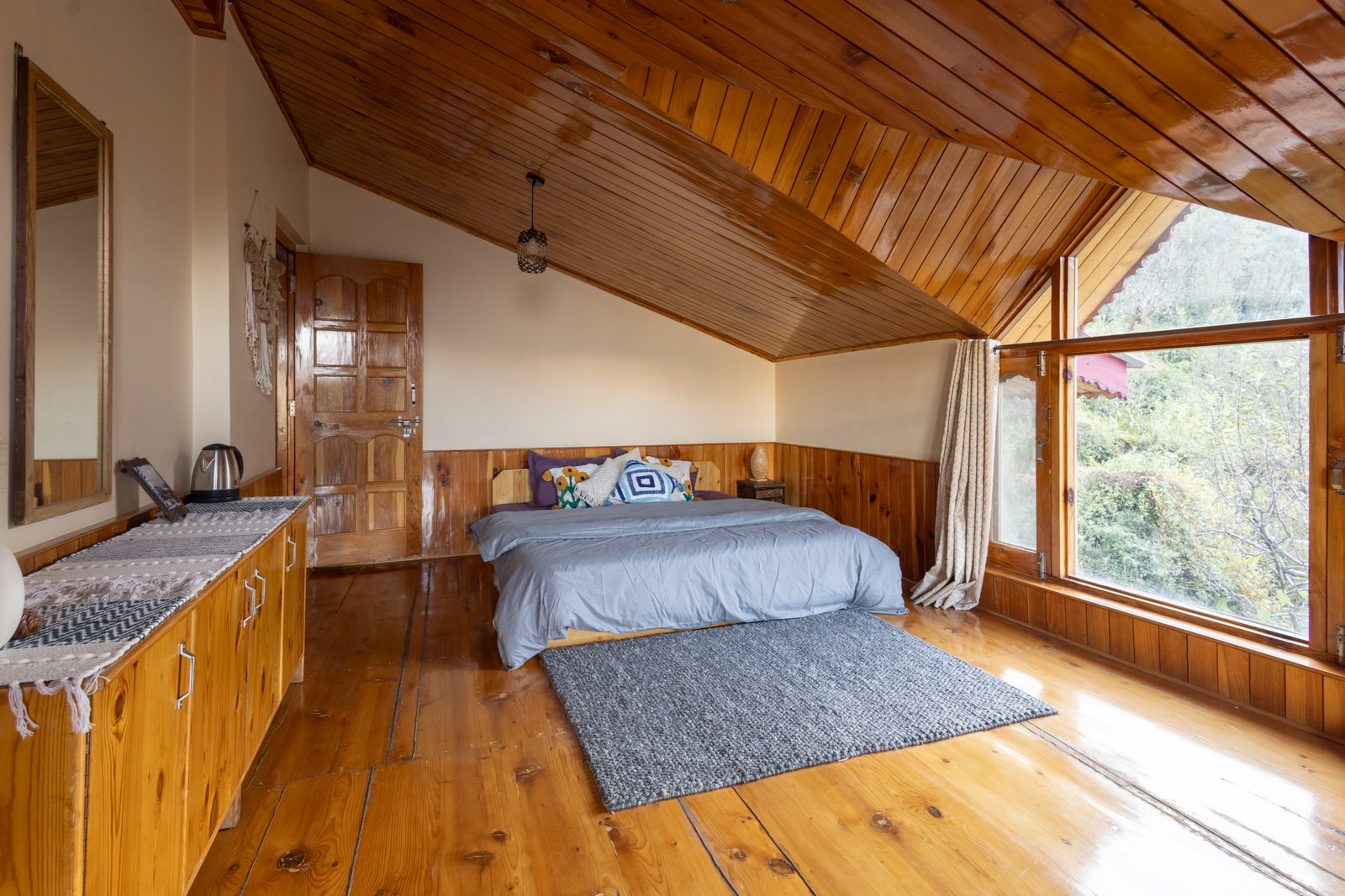 Mountain Gaze Room